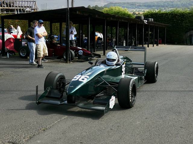 F1赛车伤病预防：别让热爱付出代价（职业联赛视角）
